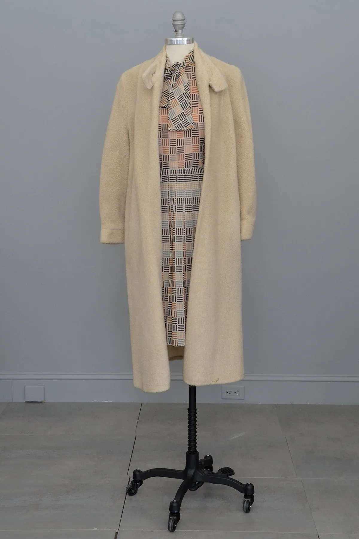 1950s Oatmeal Soft Faux Fur Long Coat w/ Rose Print Lining